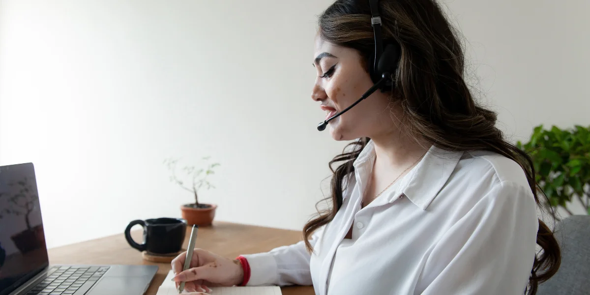 Outsourcing call center services with customer support agents and multichannel solutions